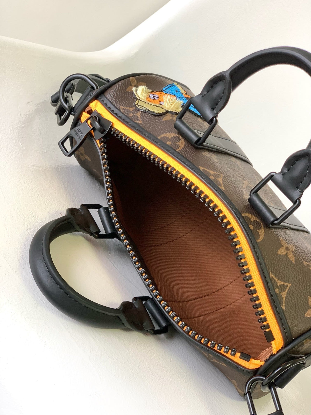 LV MESSENGER BAG