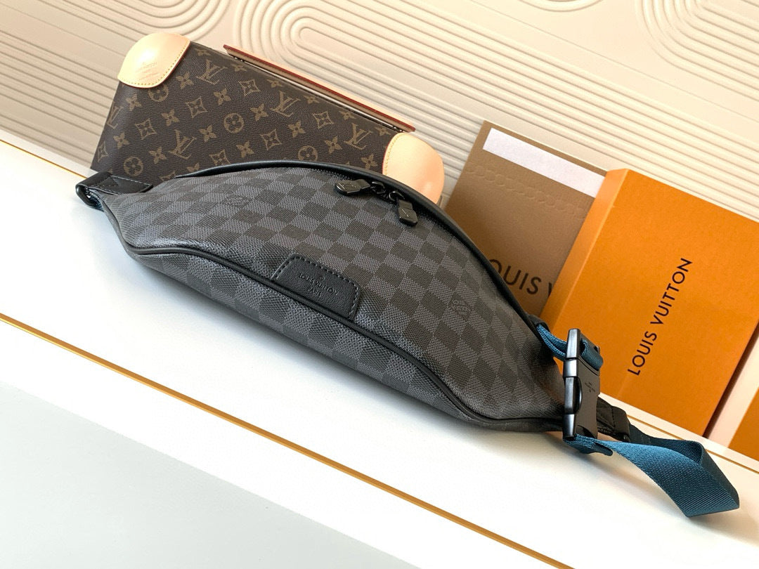 LV MESSENGER BAG