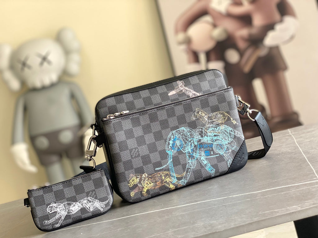 LV MESSENGER BAG