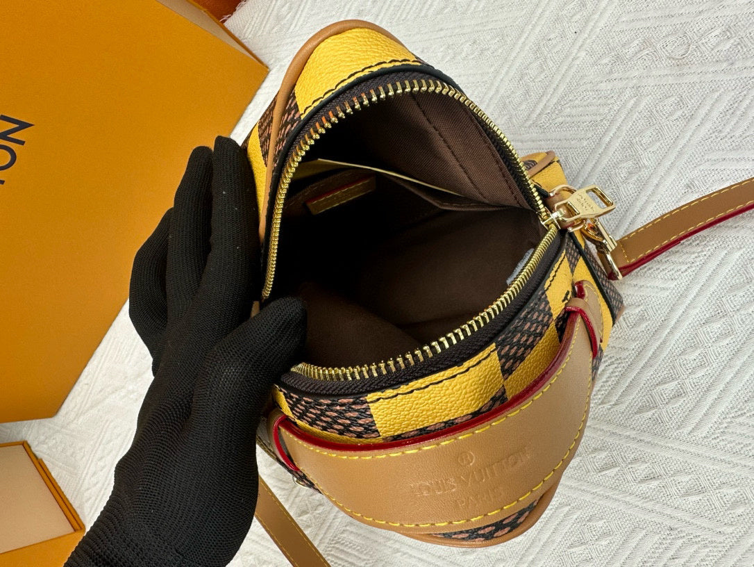 LV MESSENGER BAG