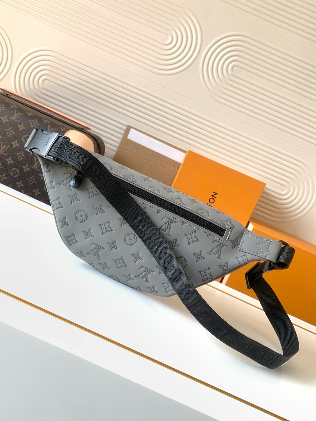 LV MESSENGER BAG