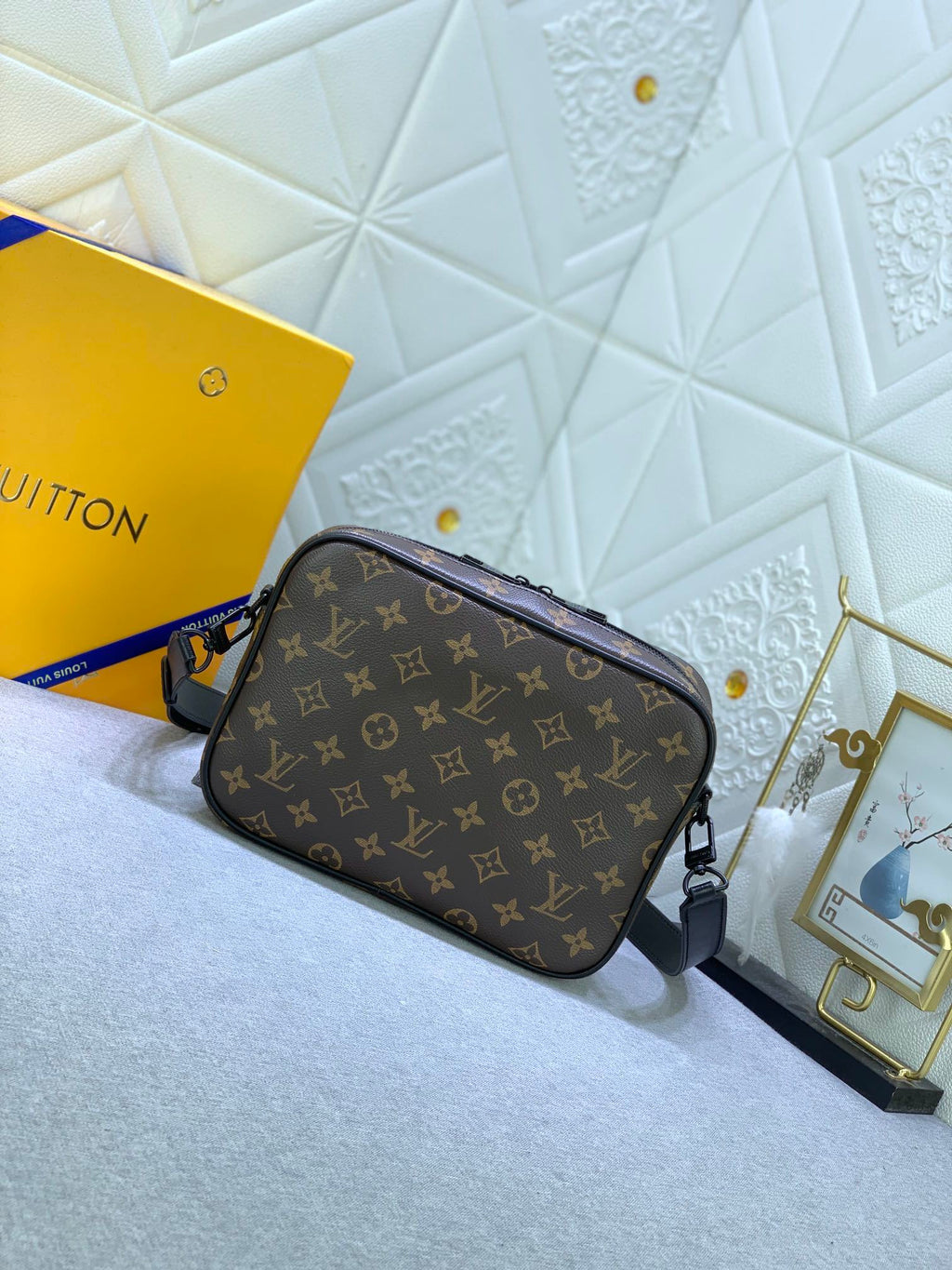 LV MESSENGER BAG