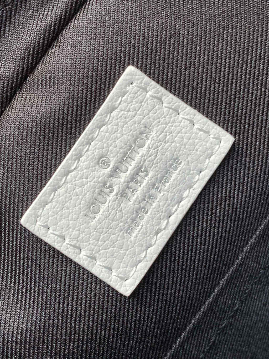 LV MESSENGER BAG