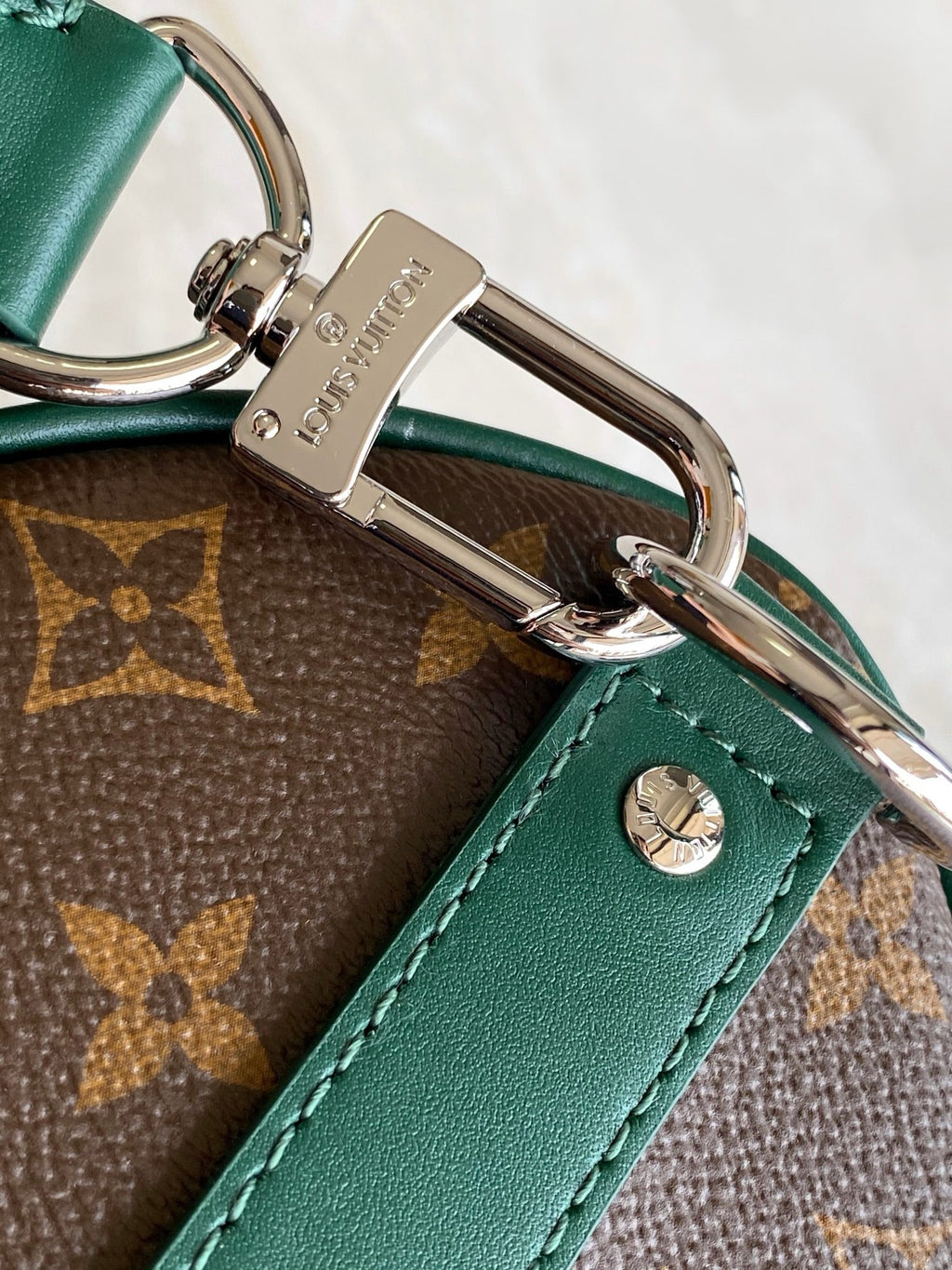 LV MESSENGER BAG