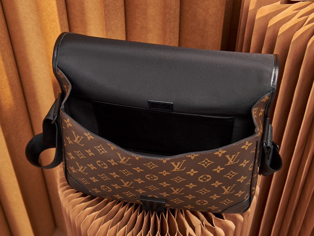 LV MESSENGER BAG