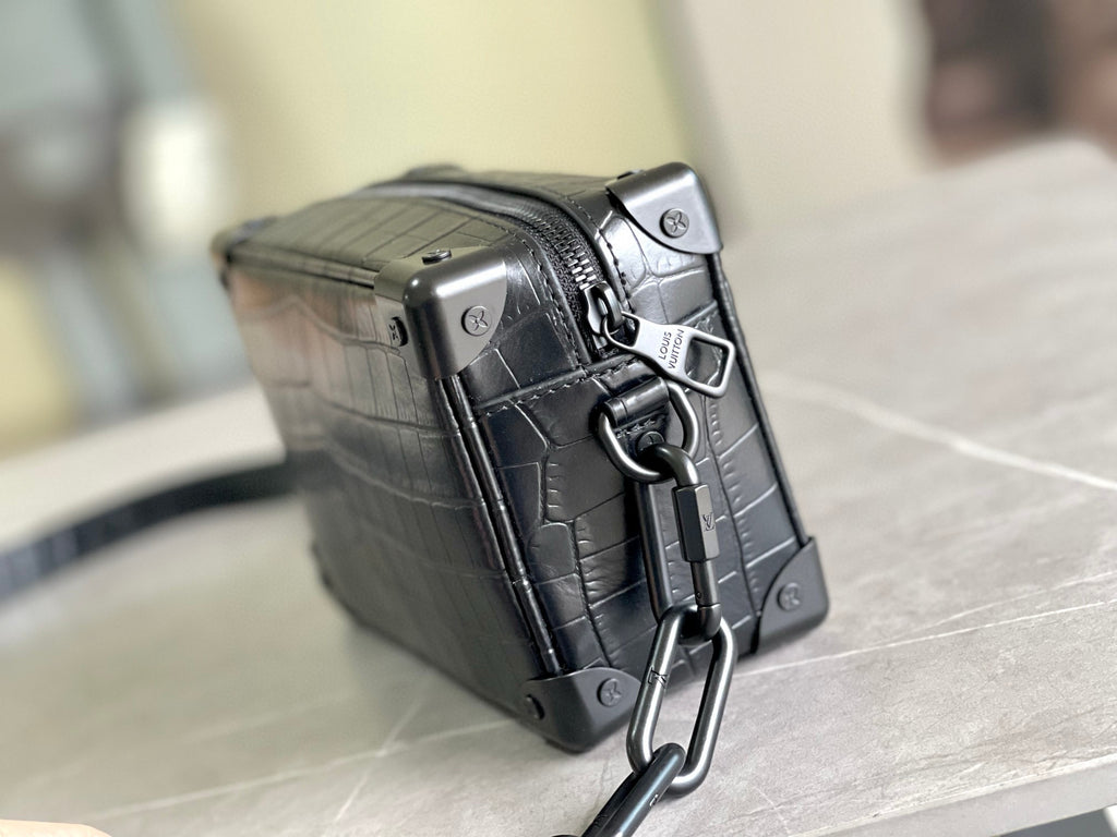 LV MESSENGER BAG