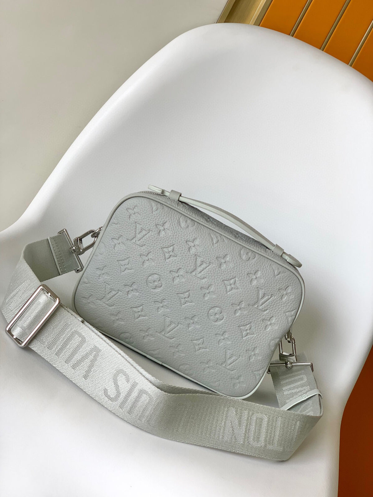 LV MESSENGER BAG