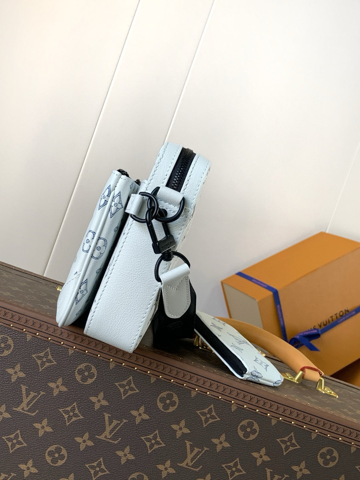 LV MESSENGER BAG
