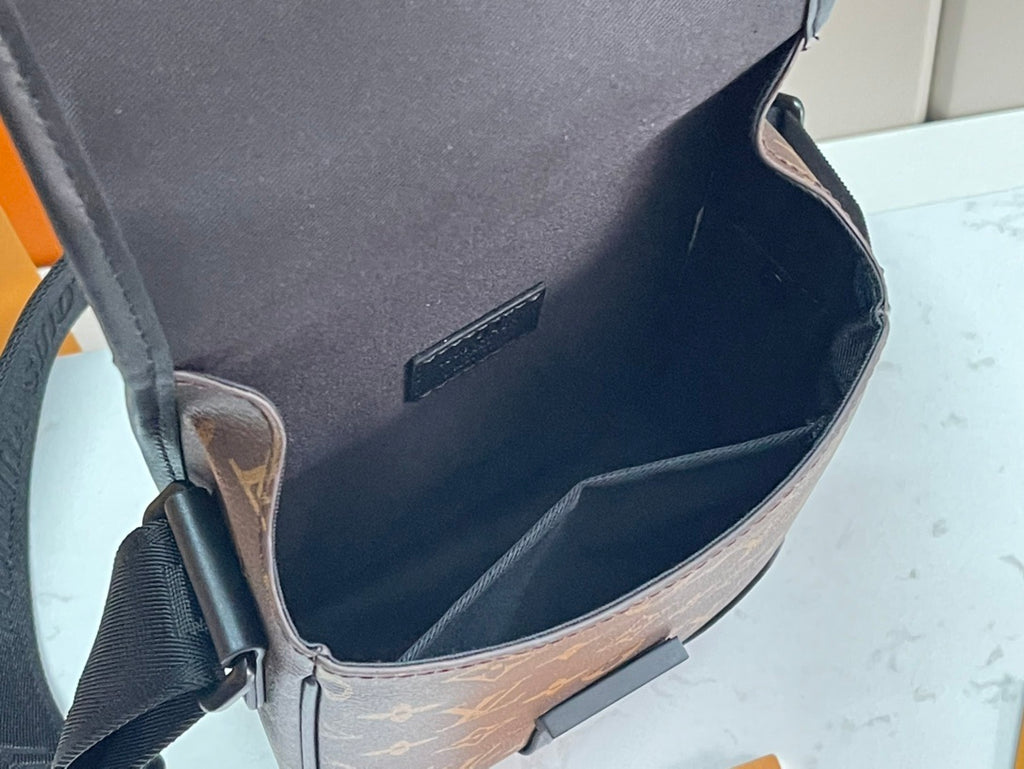 LV MESSENGER BAG