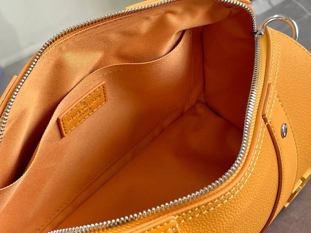 LV MESSENGER BAG
