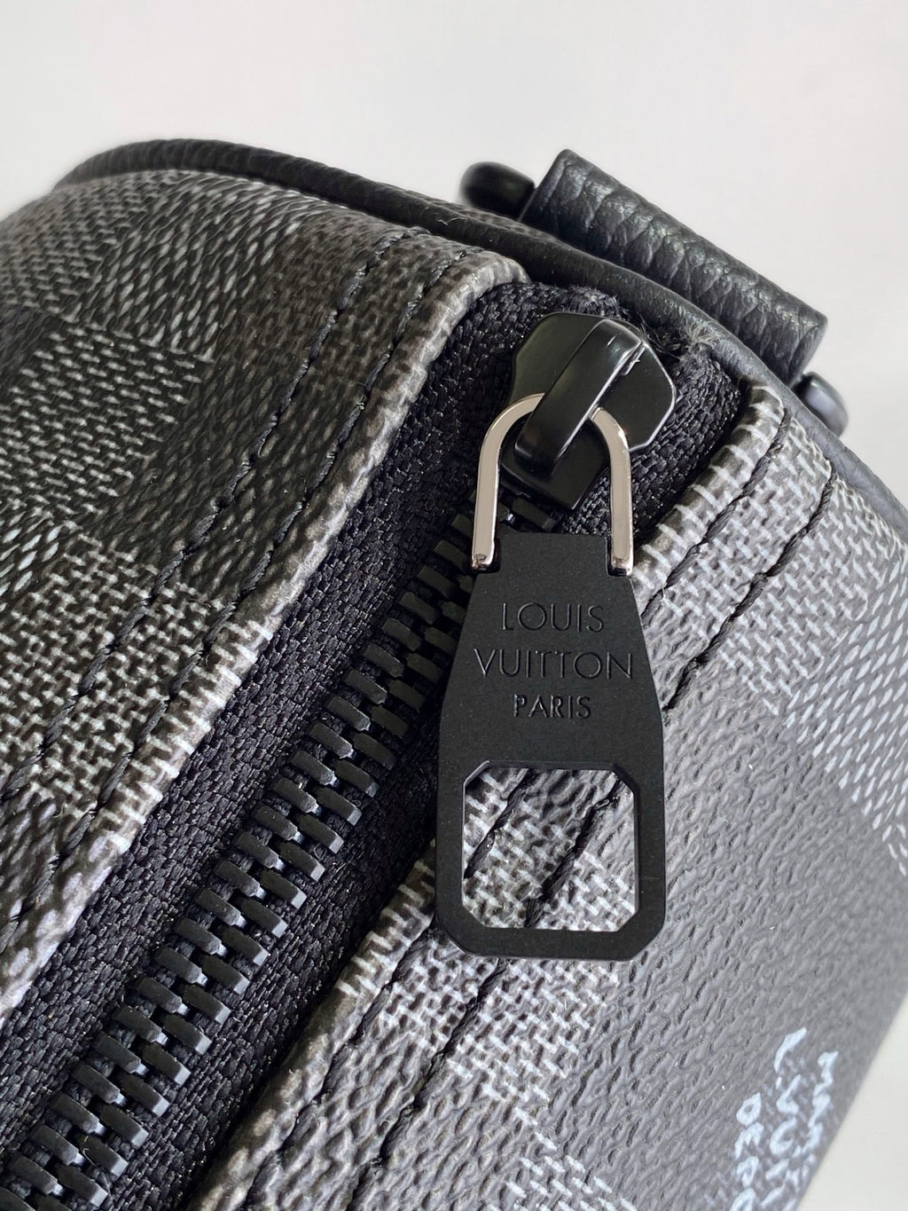 LV MESSENGER BAG