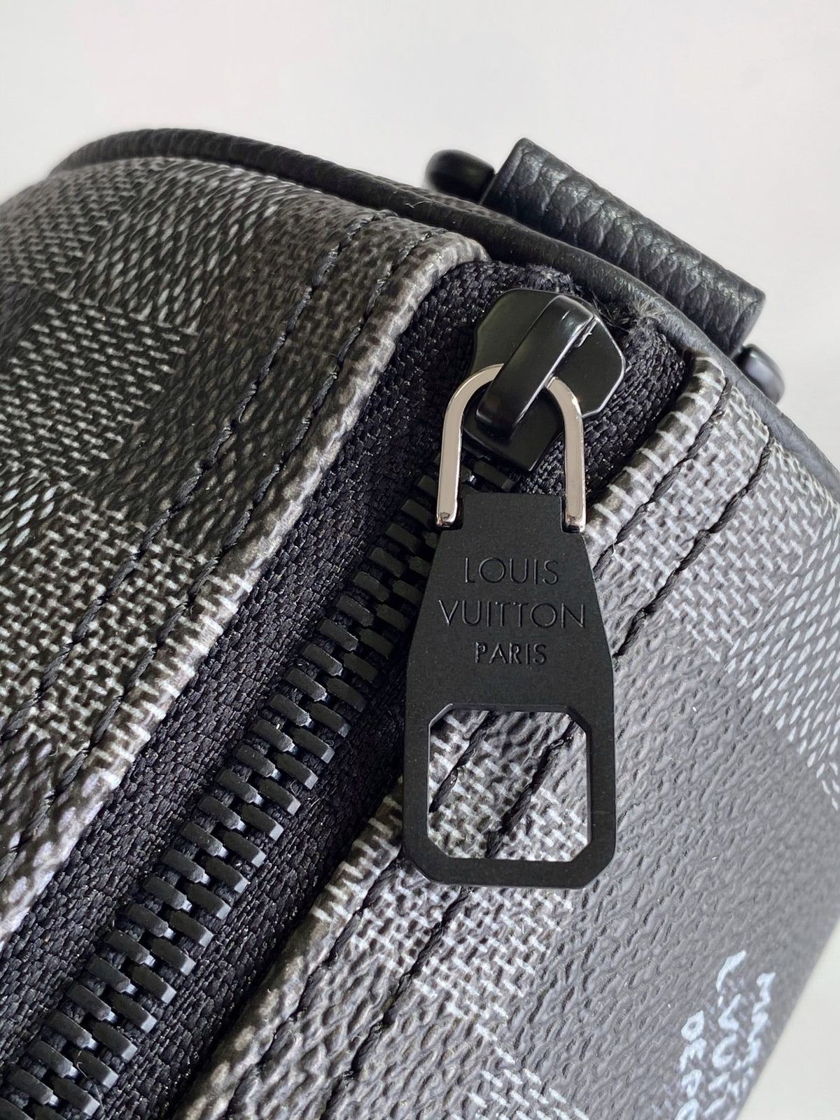 LV MESSENGER BAG