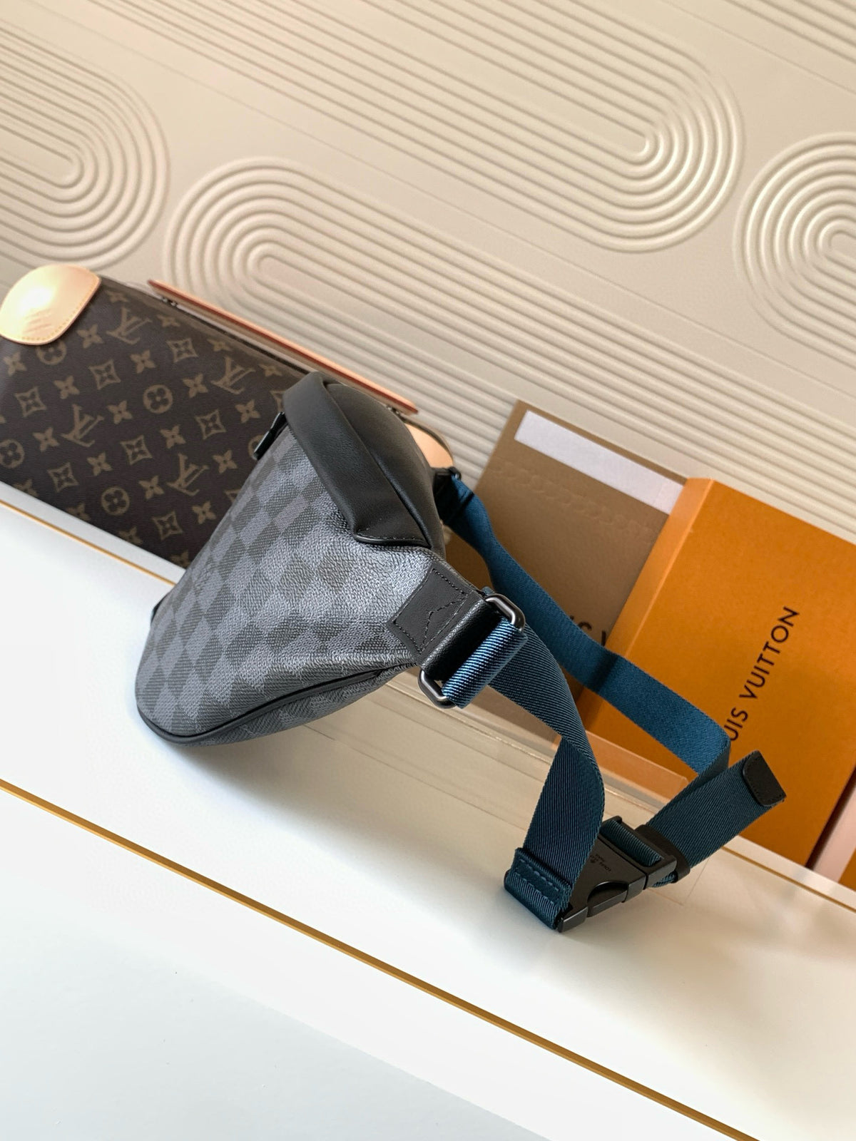LV MESSENGER BAG