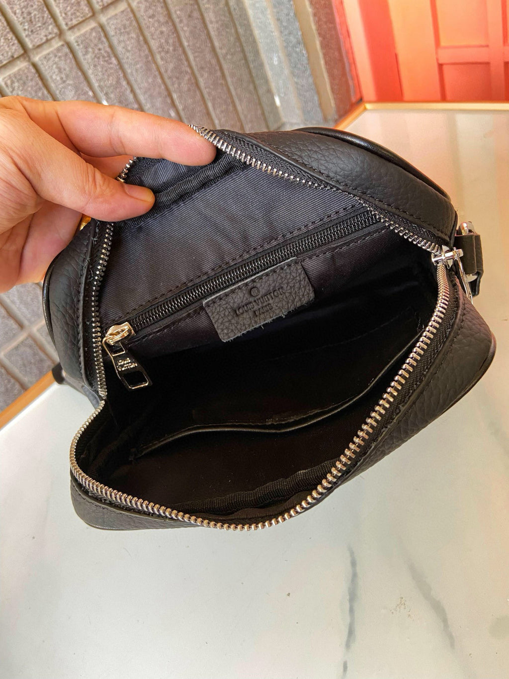 LV MESSENGER BAG