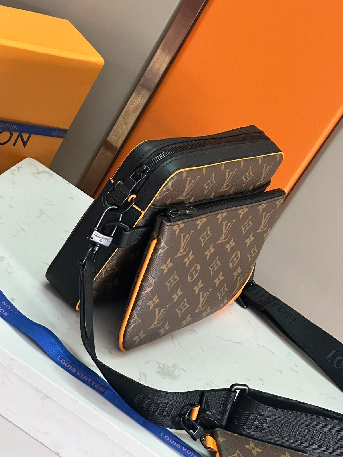 LV MESSENGER BAG