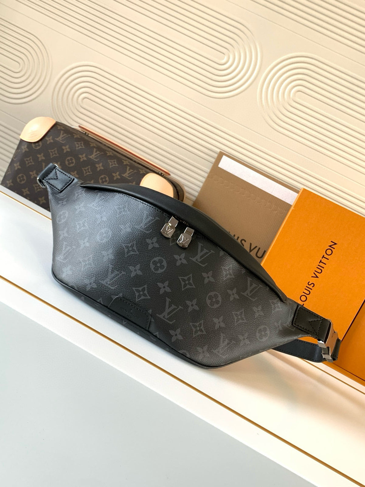 LV MESSENGER BAG