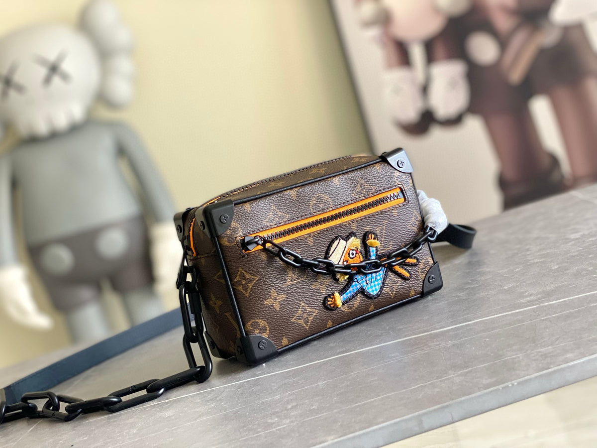 LV MESSENGER BAG