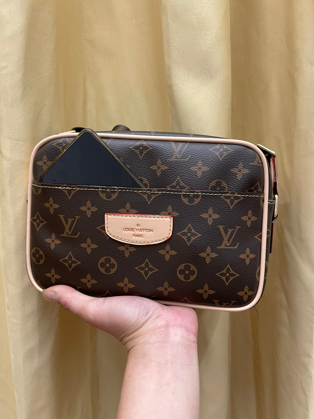 LV MESSENGER BAG