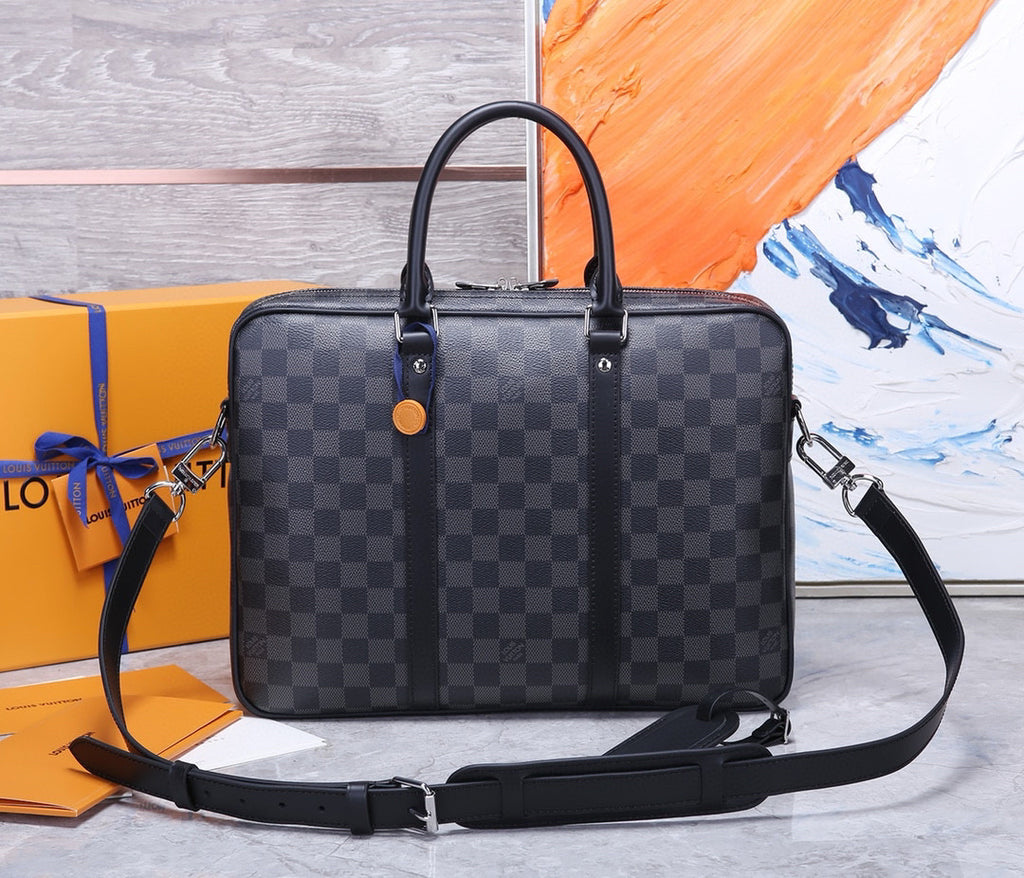 LV MESSENGER BAG