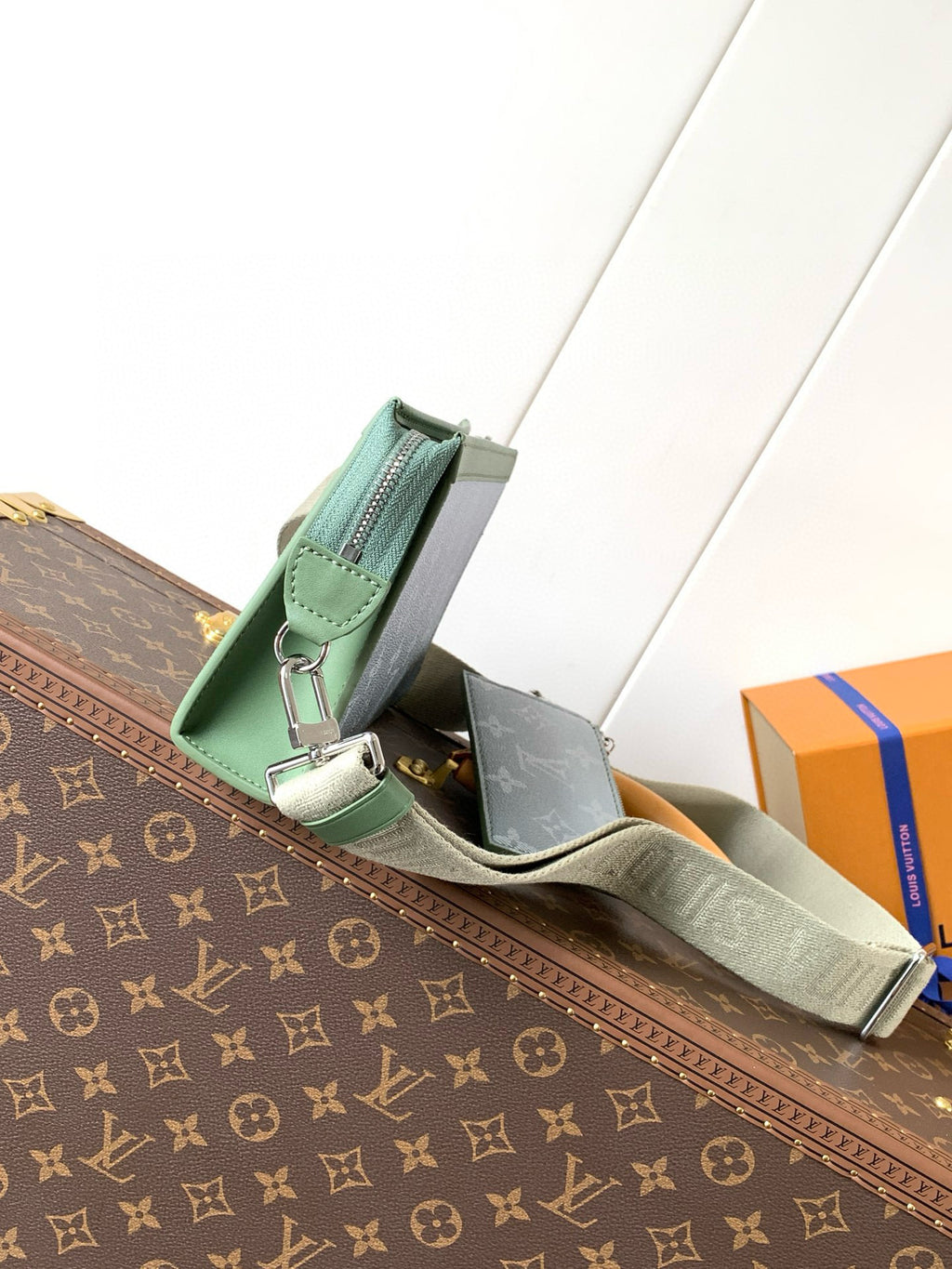 LV MESSENGER BAG