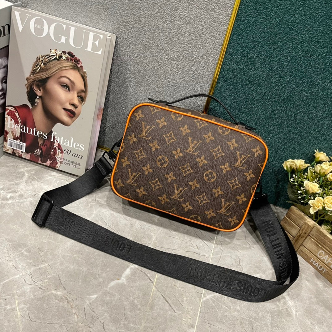 LV MESSENGER BAG