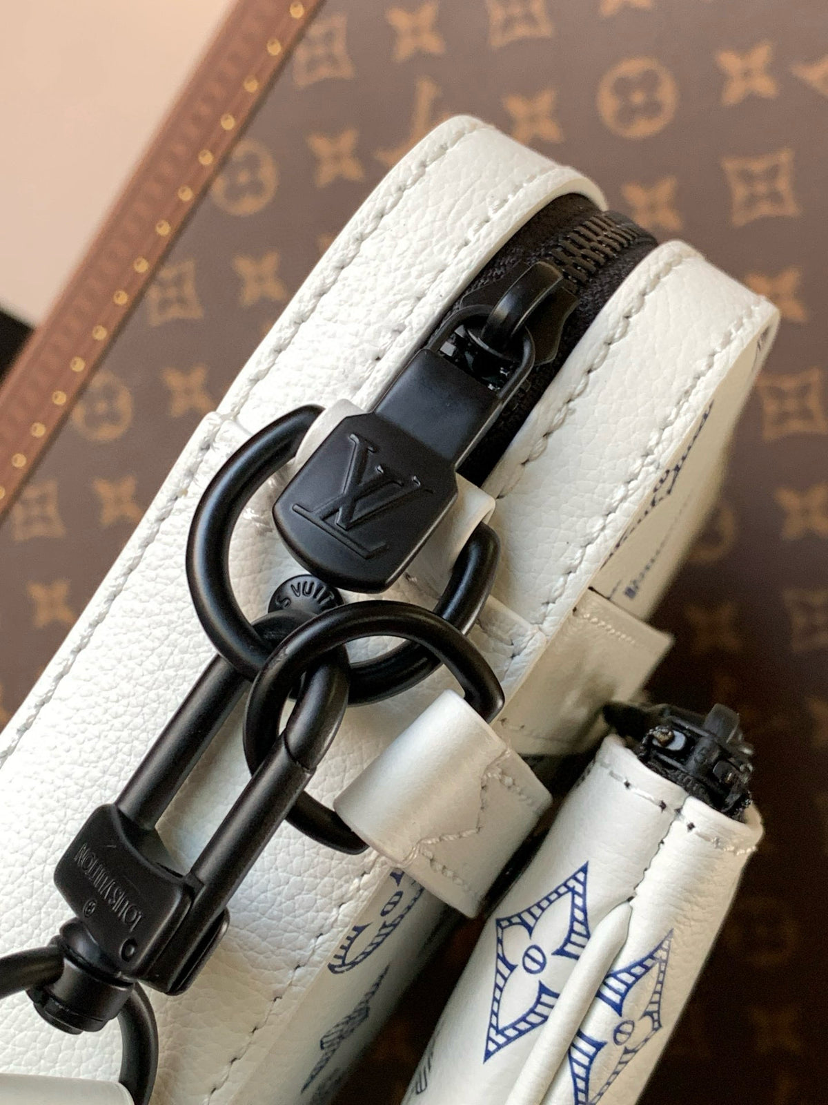 LV MESSENGER BAG