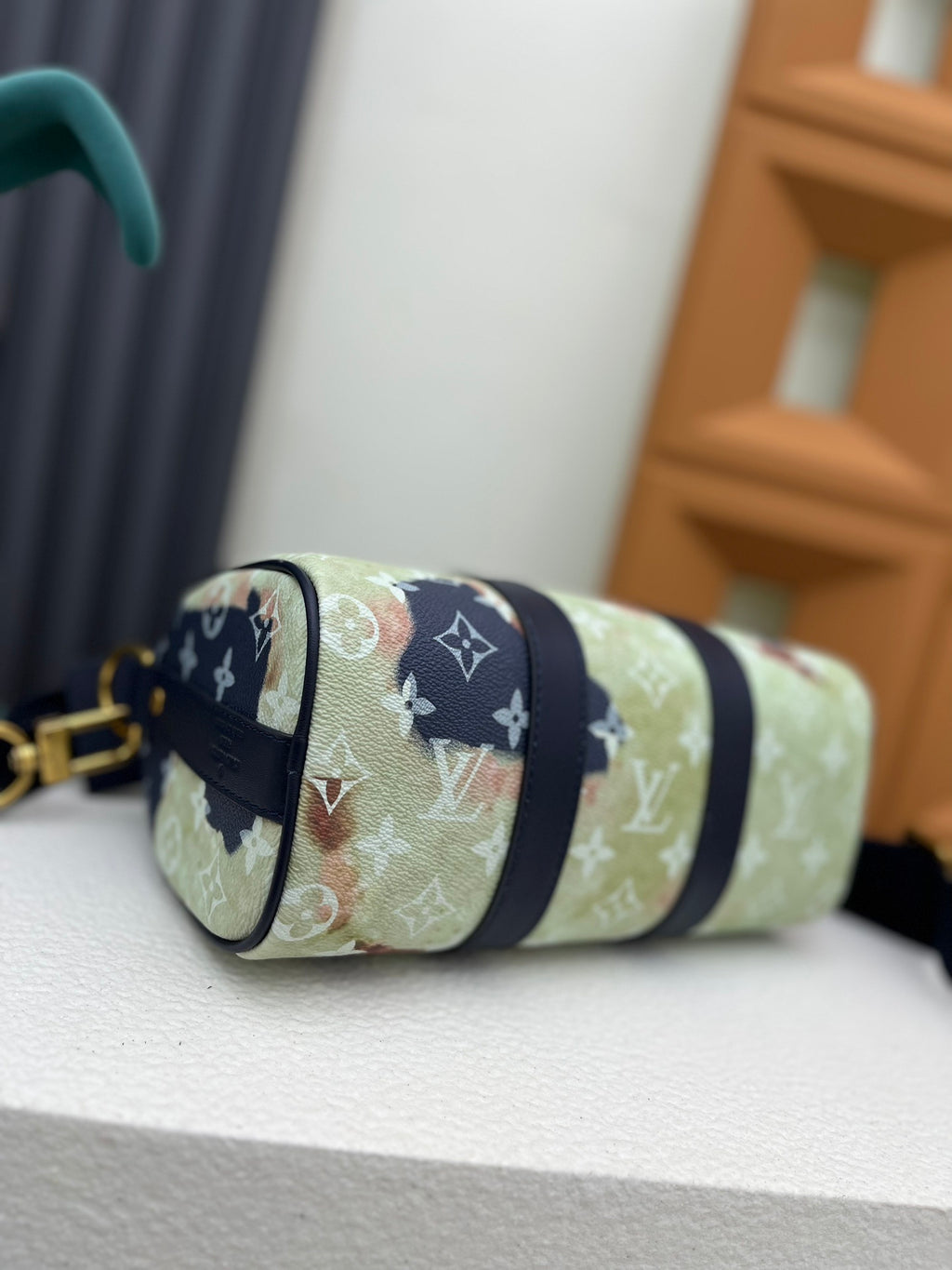 LV MESSENGER BAG