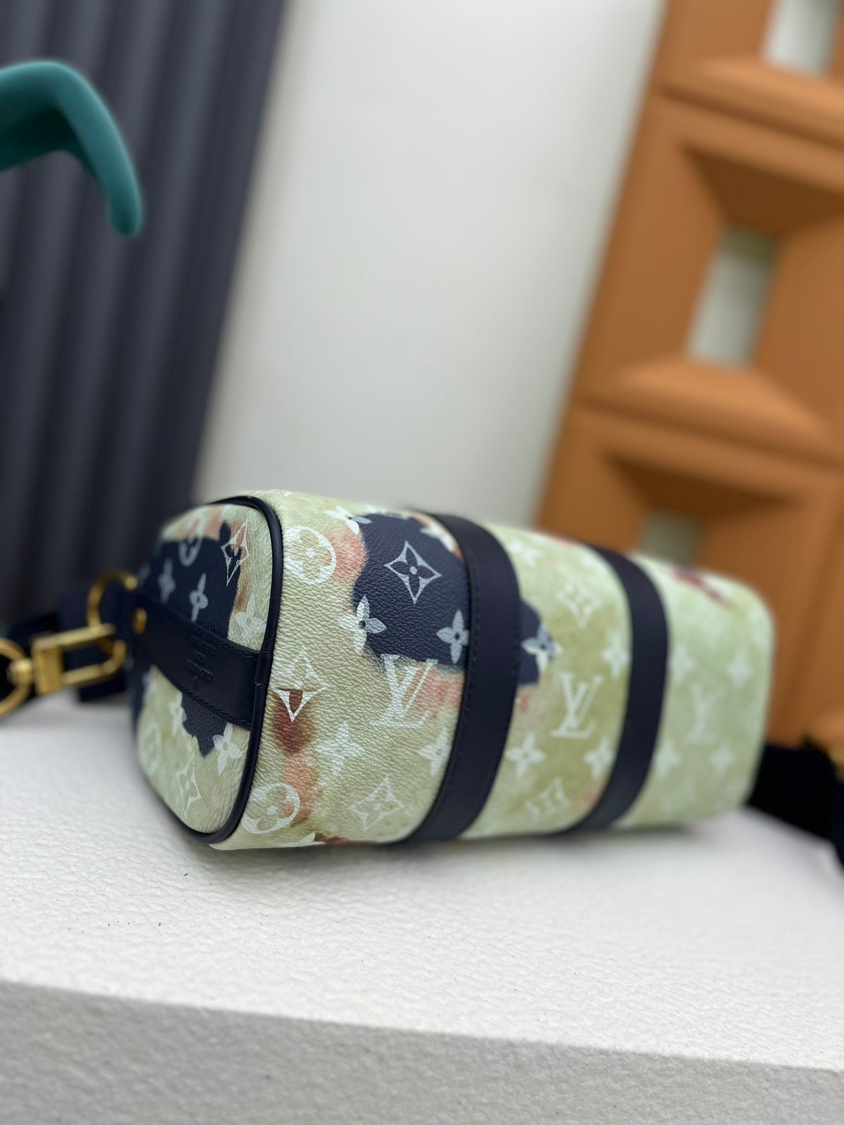 LV MESSENGER BAG