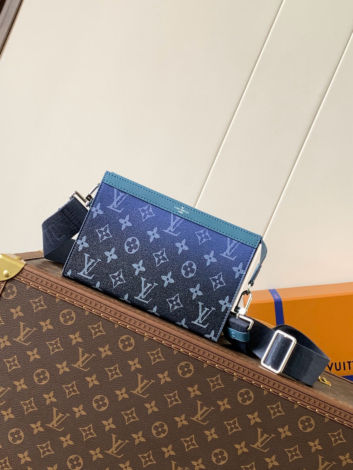 LV MESSENGER BAG