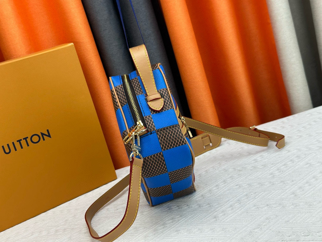 LV MESSENGER BAG