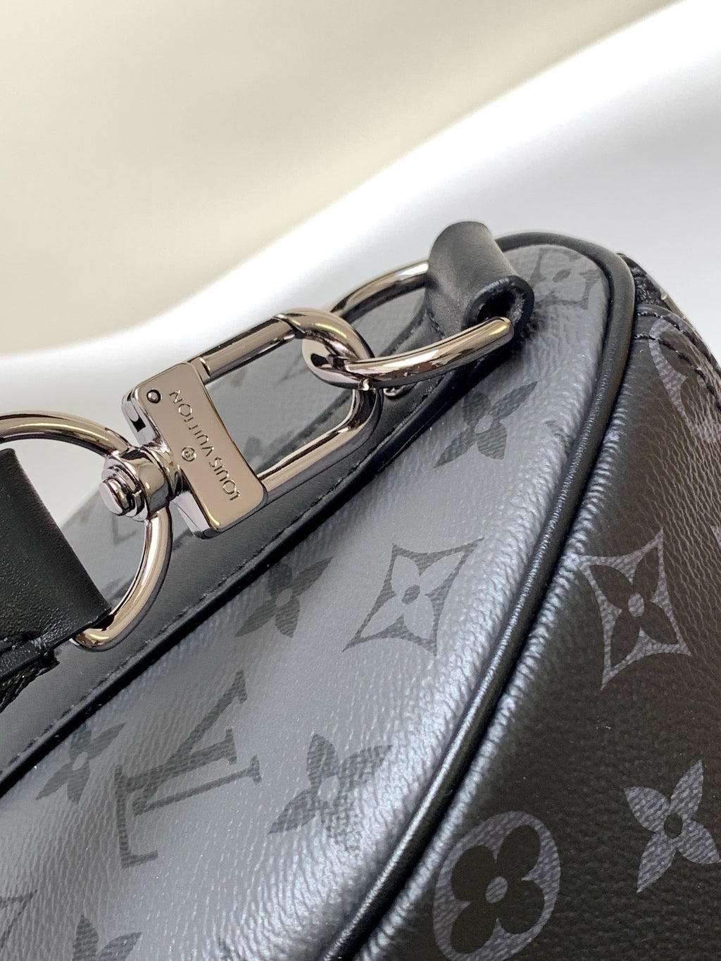 LV MESSENGER BAG