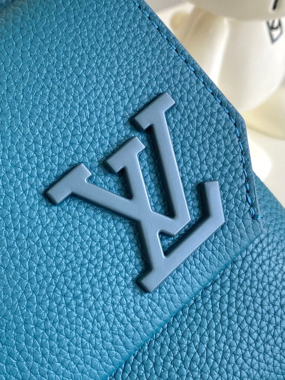 LV MESSENGER BAG