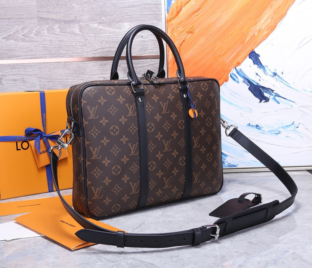 LV MESSENGER BAG