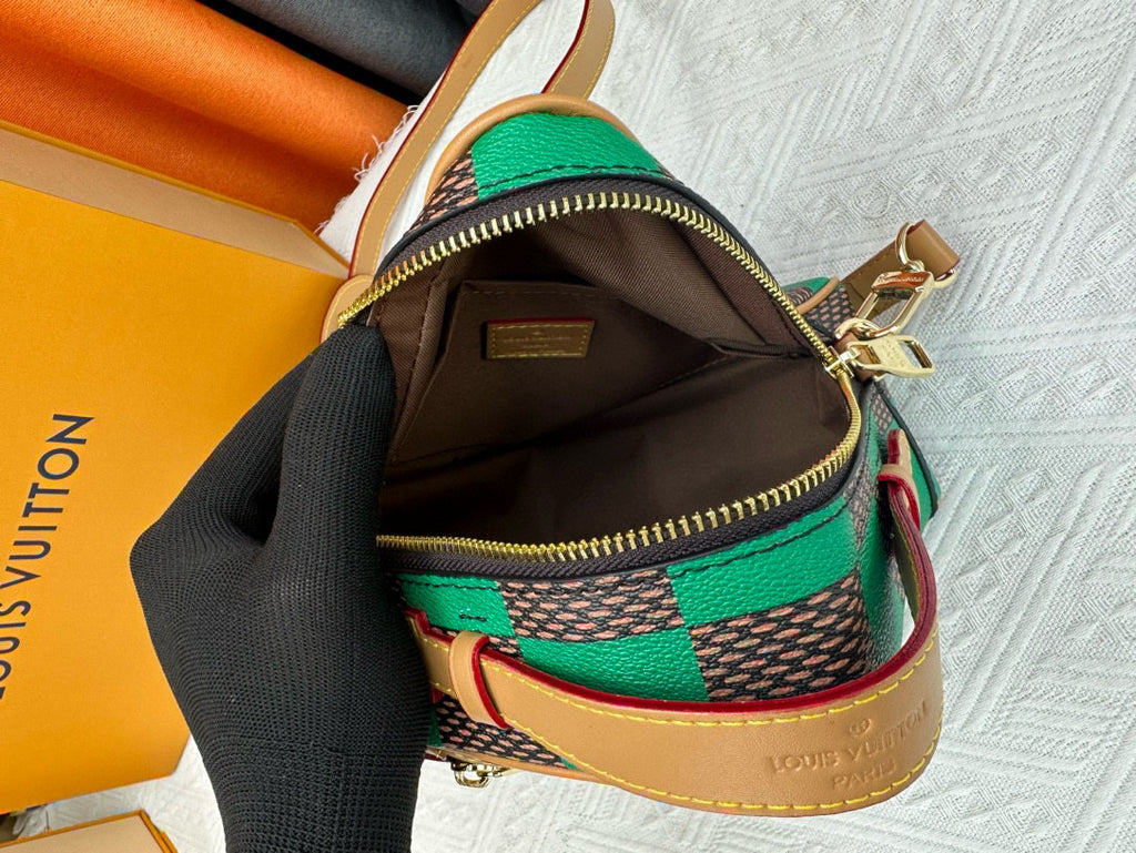 LV MESSENGER BAG