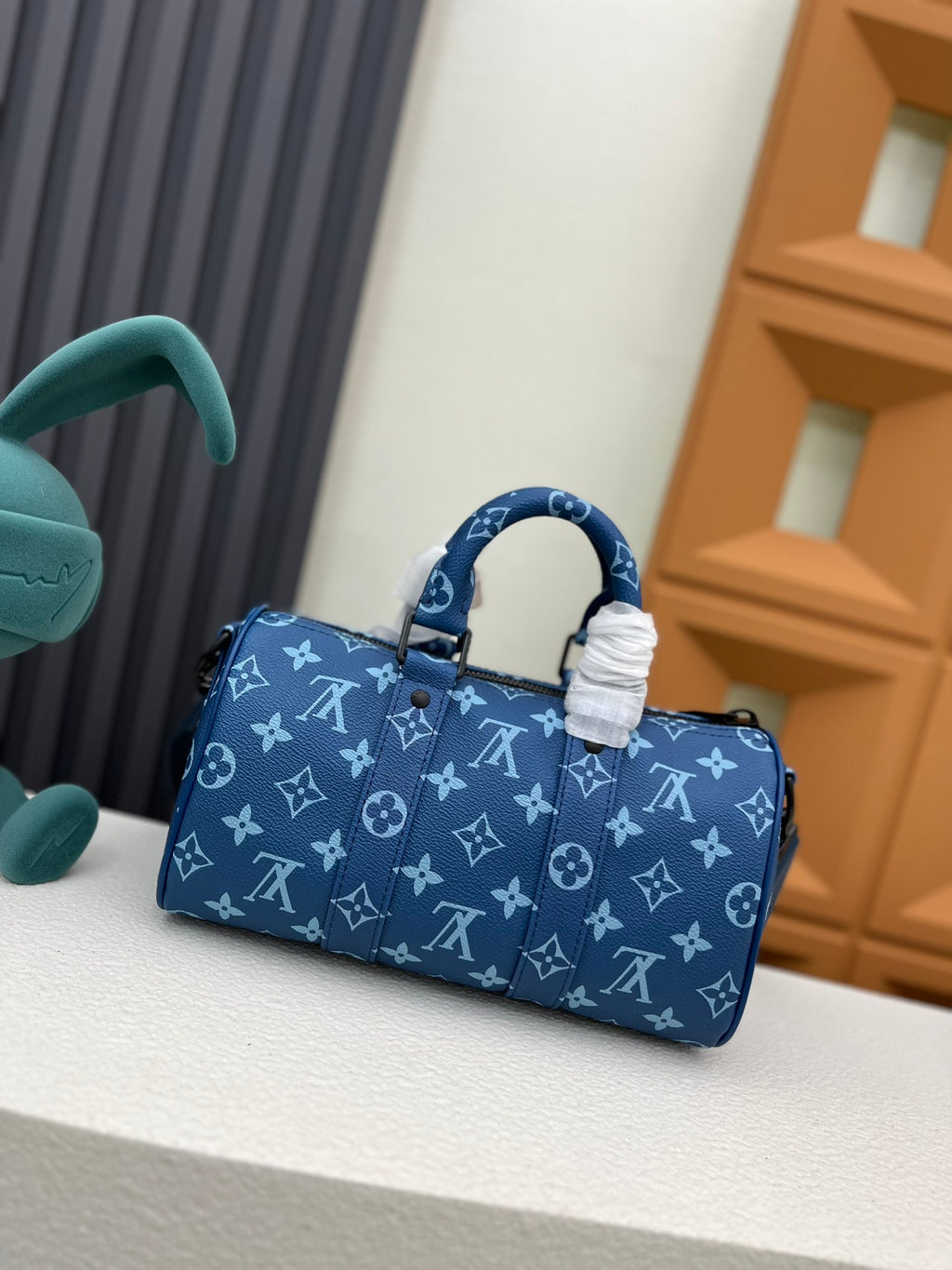 LV MESSENGER BAG