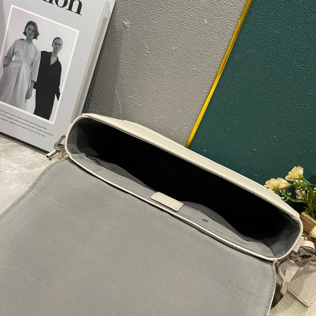 LV MESSENGER BAG