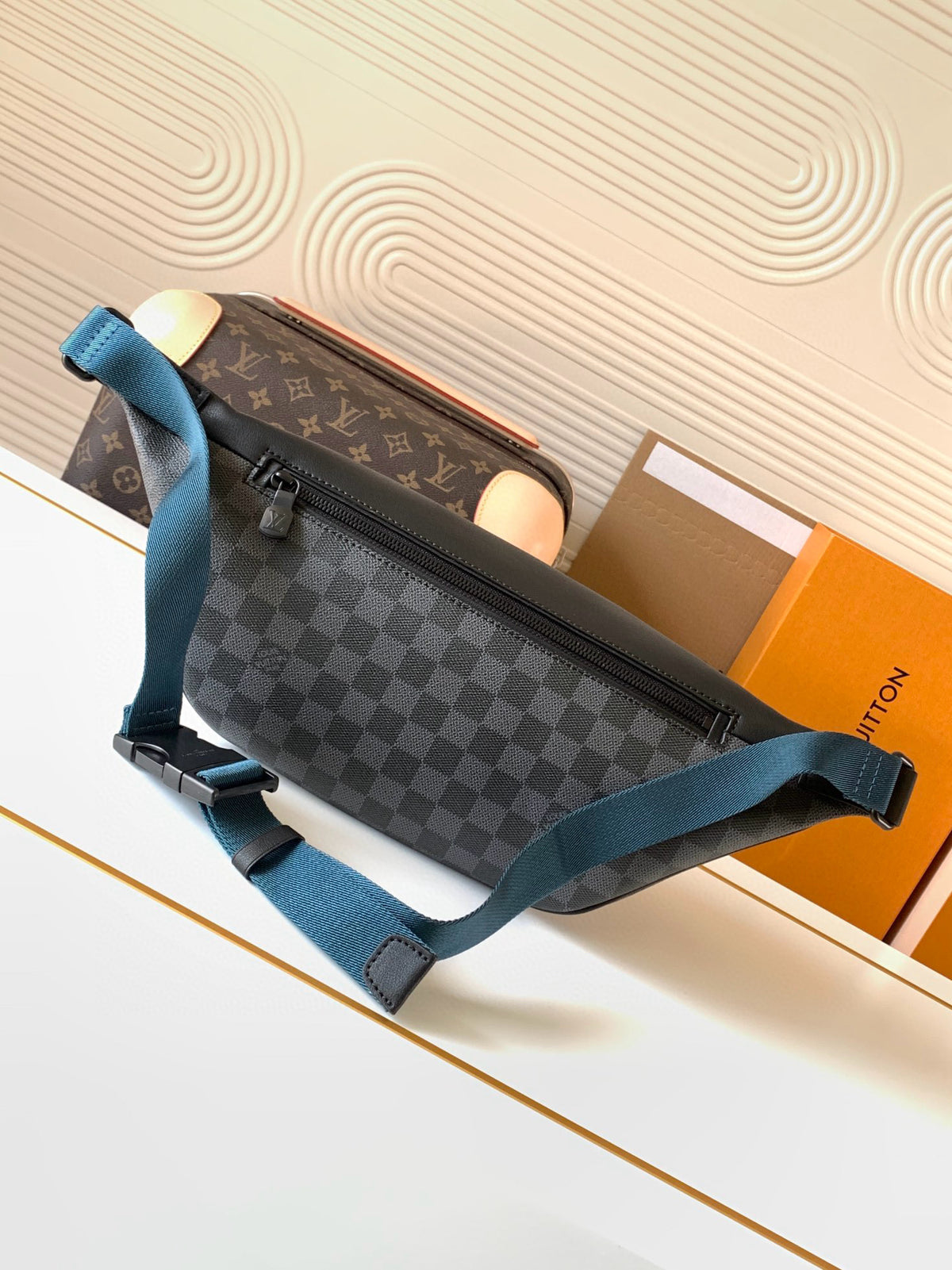 LV MESSENGER BAG