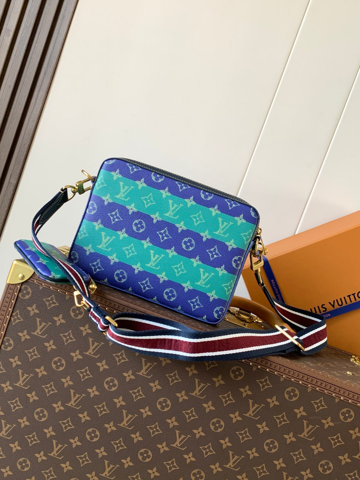 LV MESSENGER BAG
