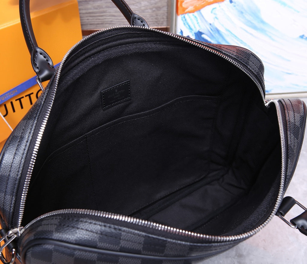 LV MESSENGER BAG