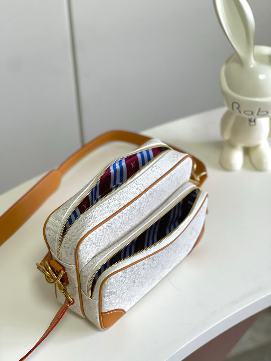 LV MESSENGER BAG