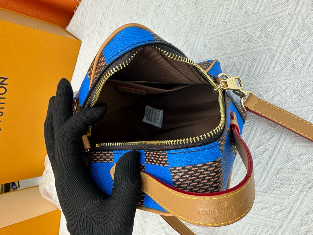 LV MESSENGER BAG