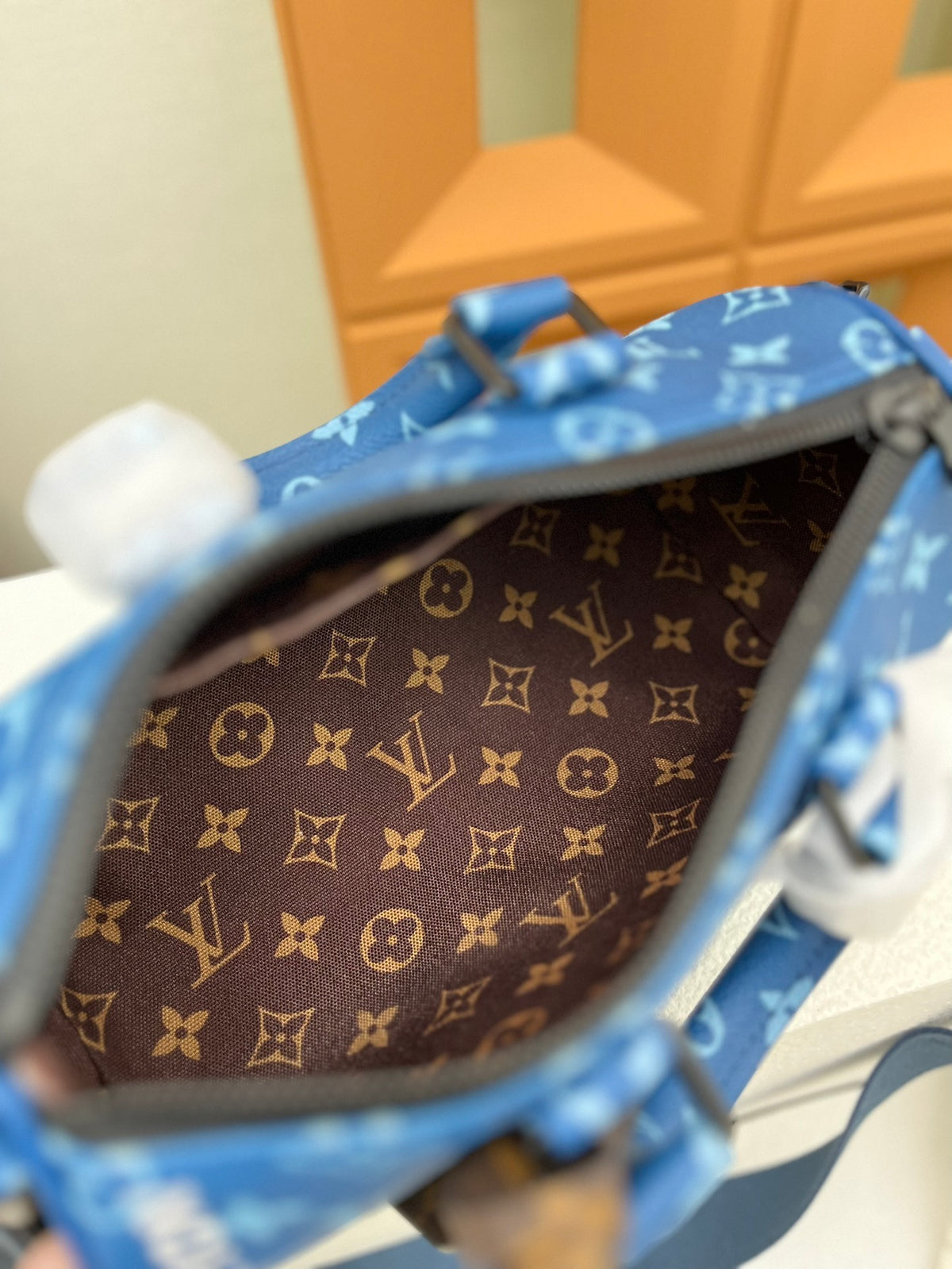 LV MESSENGER BAG