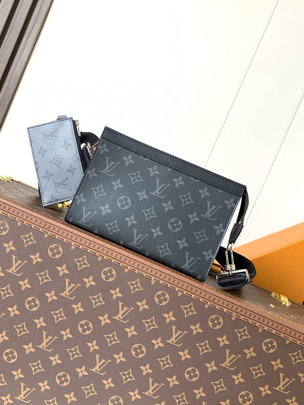 LV MESSENGER BAG