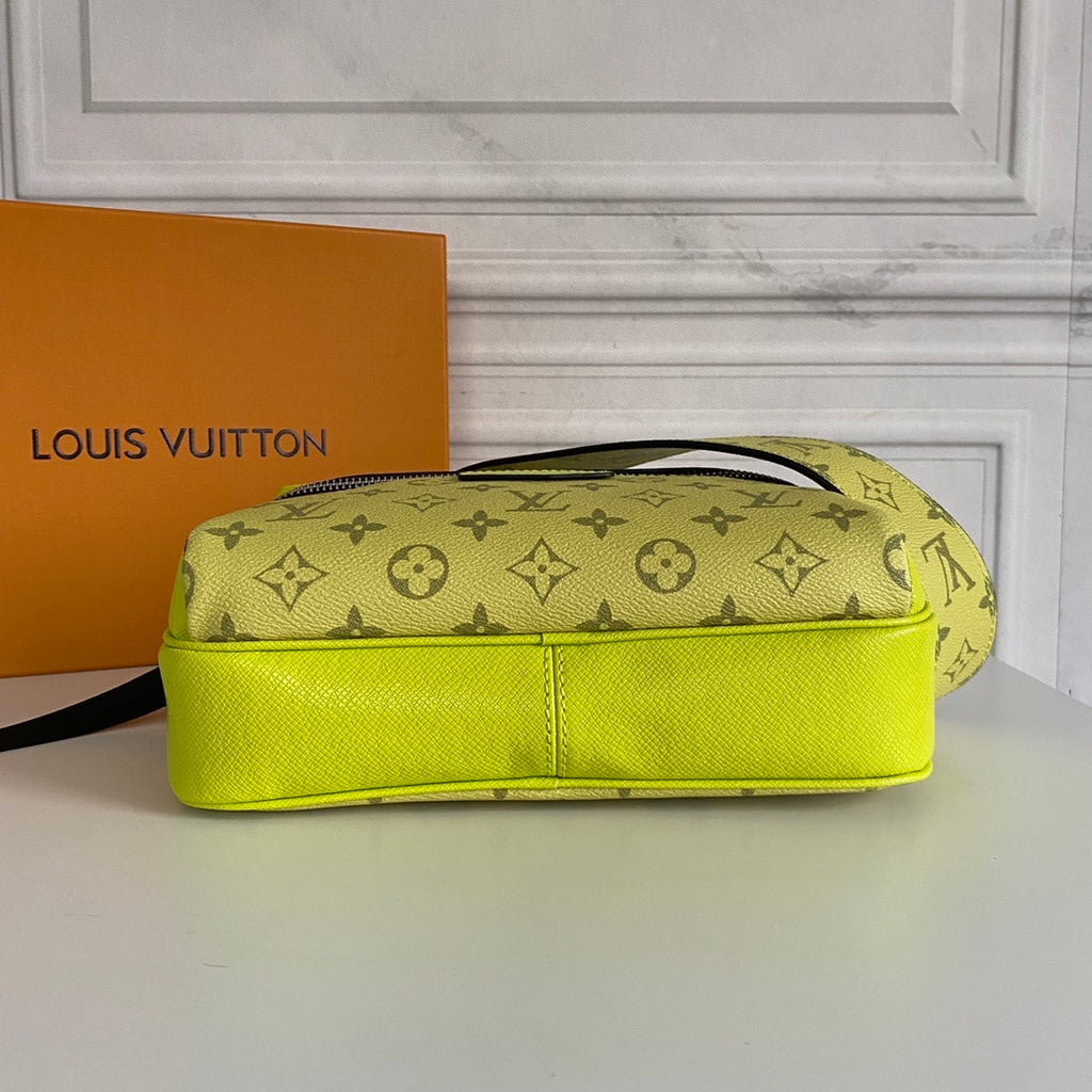 LV MESSENGER BAG