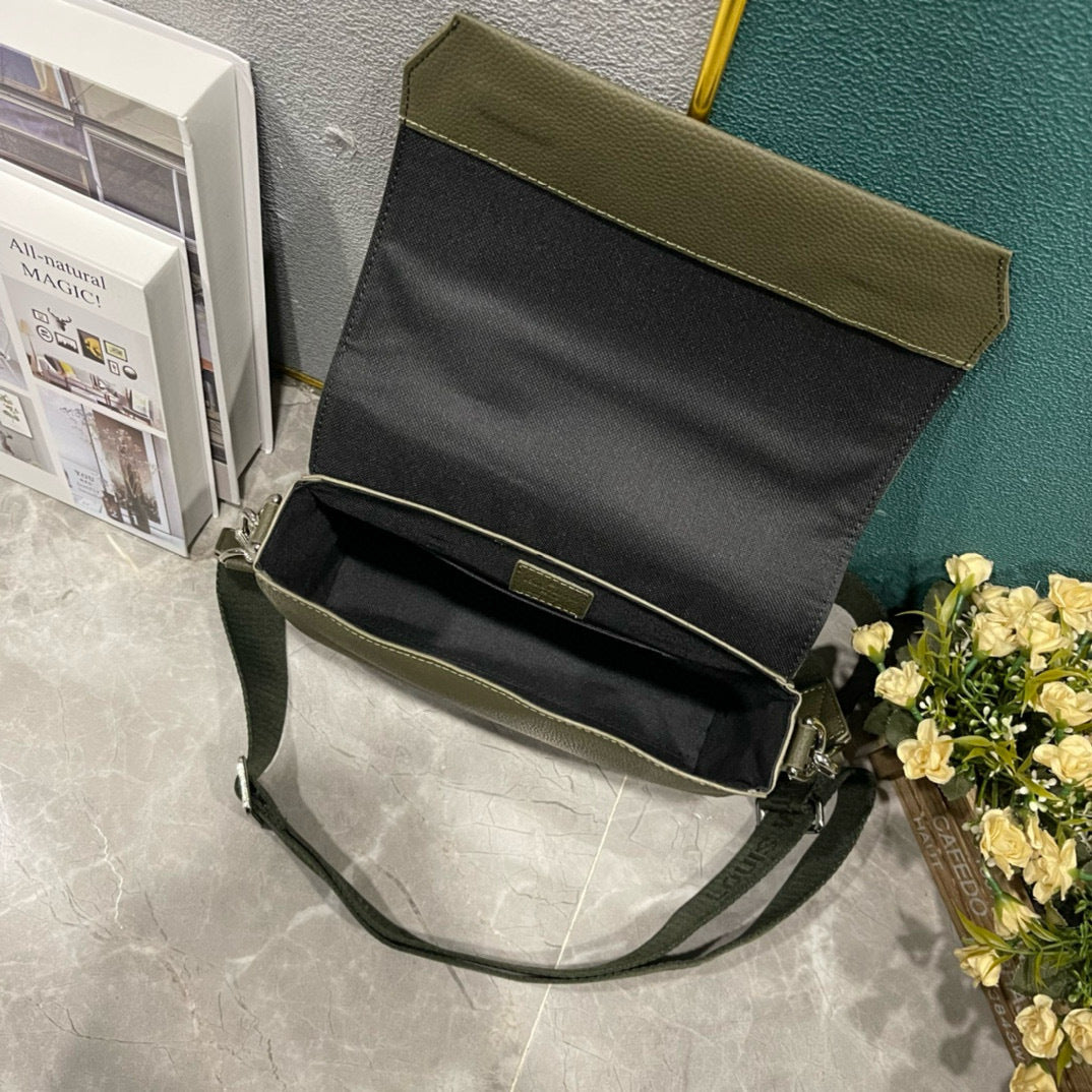 LV MESSENGER BAG