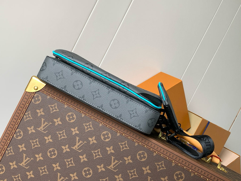 LV MESSENGER BAG