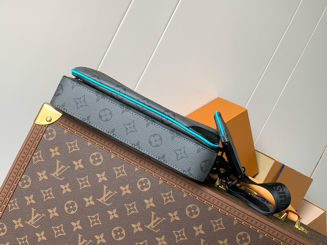 LV MESSENGER BAG
