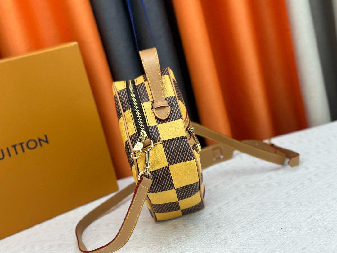 LV MESSENGER BAG