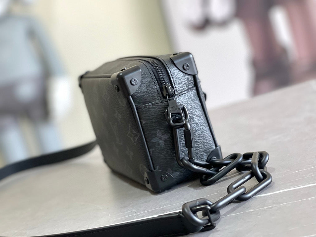 LV MESSENGER BAG