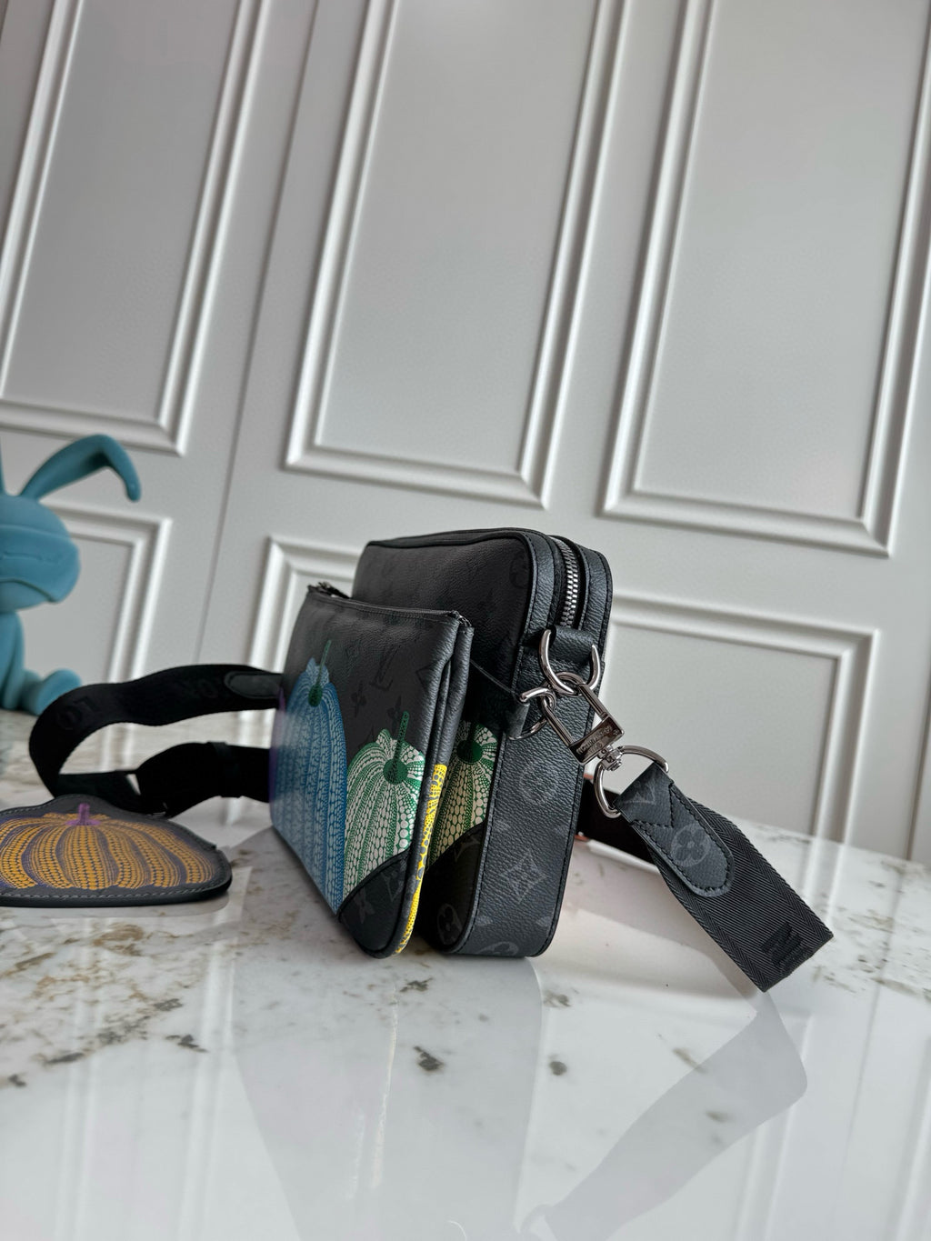 LV MESSENGER BAG